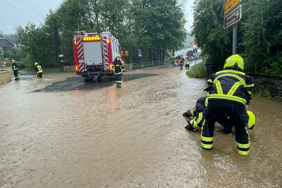 In Wurzbach musste die Feuerwehr ins Wasser steigen und einen verstopften Kanal freilegen.