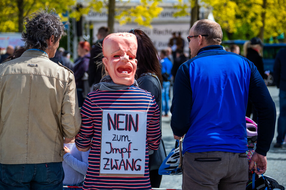 Das Thema Impfung treibt die Menschen in Deutschland, Österreich und der Schweiz um. Impfgegner machen ihren Bedenken häufig Luft, so wie hier in Schwerin bereits im Mai 2020.