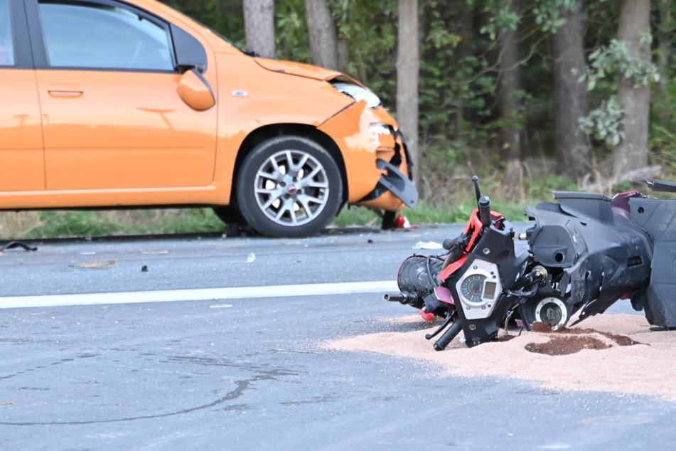 Auto kracht gegen Roller: 82-jährige stirbt auf der Staatsstraße