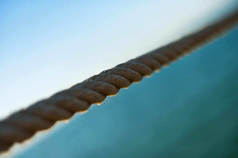 Gefährliche Aktion: Mann spannt Seil über Fahrbahn!