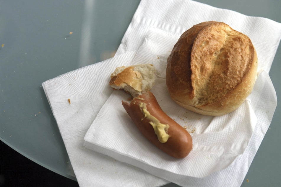 46-Jähriger kauft sich im Suff eine Bockwurst, wenig später ermittelt die Polizei gegen ihn