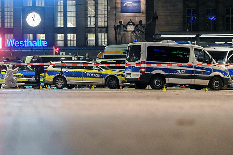 Die Polizei hat den Tatort weiträumig abgesperrt, Kriminaltechniker sichern Spuren.