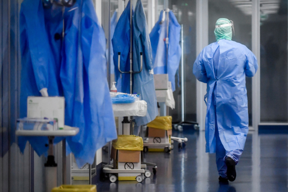 Schutzausrüstung wird in Krankenhäusern zum kostbaren Gut. (Symbolbild)
