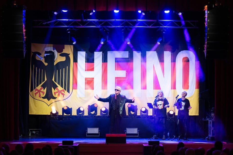 Heino (87) mischt sich ein und singt für einen Feuerwehrmann.