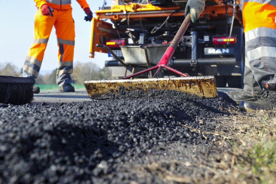 Für eine langfristige Ausbesserung wird im Frühjahr Heißasphalt aufgetragen.