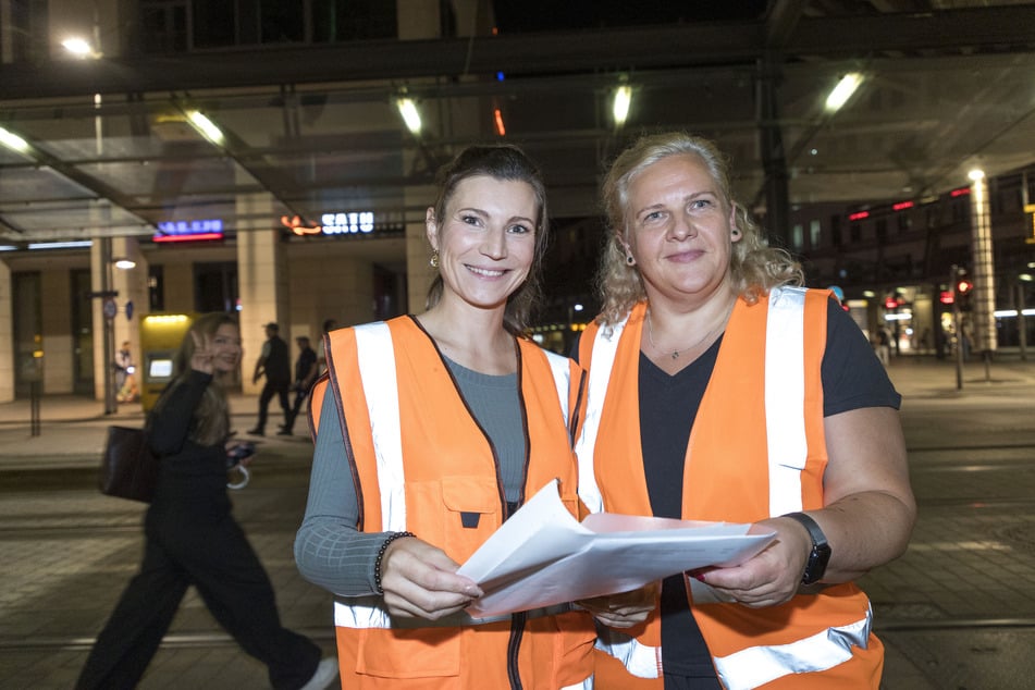 DVB-Projektmanagerin Josephine Preuß (40, l.) und Andrea Moos (45), DVB-Abteilungsleiterin Instandhaltung, überwachten das Geschehen.