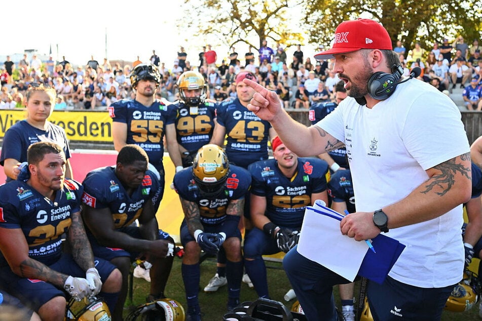 Defense-Coach Martin Schmidt (36, r.) Muss seine D-lline neu aufbauen.