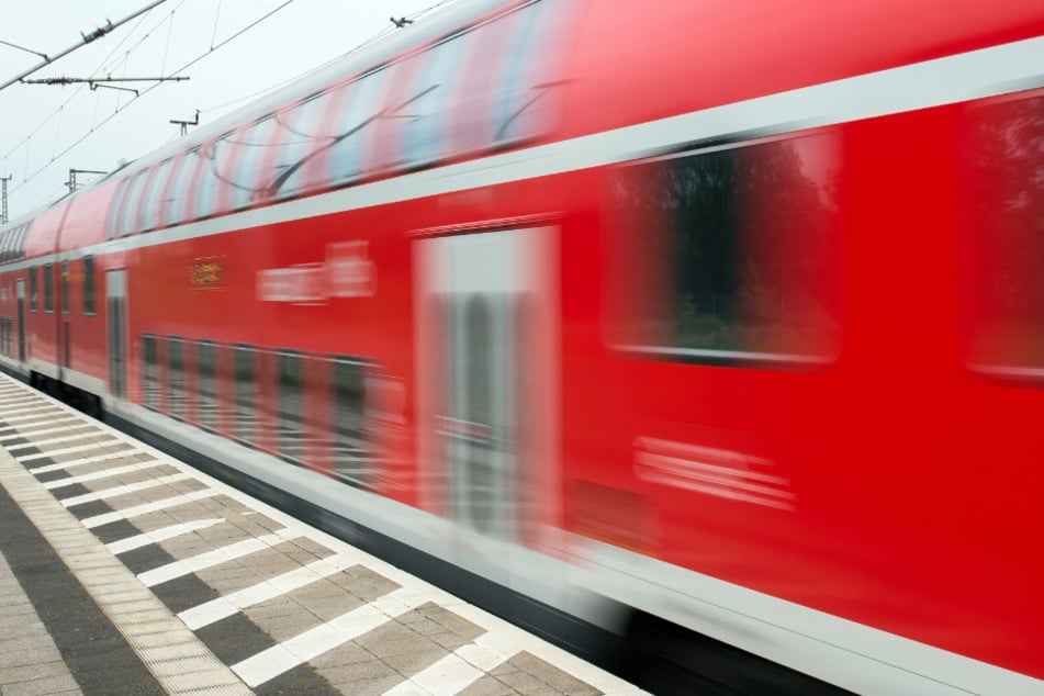 Der Junge wurde von einer Regionalbahn erfasst und schwer verletzt. (Symbolbild)