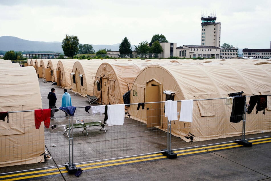 Aus Afghanistan evakuierte Menschen im Zeltlager der Air Base in Ramstein. Rund 12.000 warten dort noch auf ihre Weiterreise.