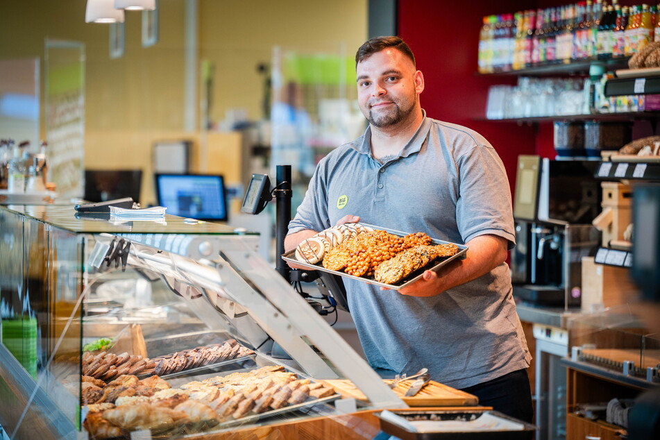 Denny Levec (34), Marktleiter bei Denns Biomarkt, sucht vergeblich die Wespen bei seinen Süßwaren.