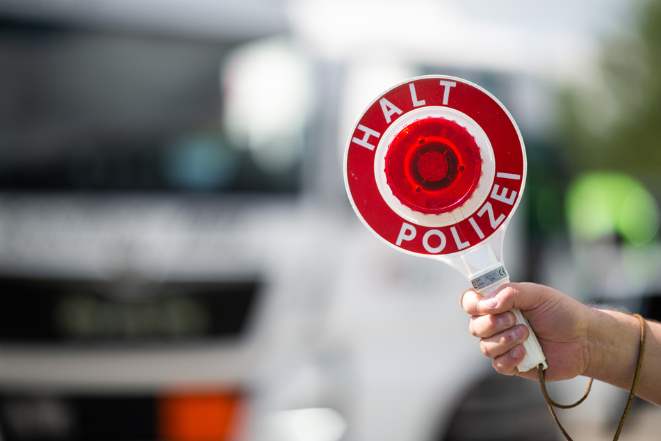 Der Laster-Fahrer geriet in eine Polizeikontrolle. Da kam er auf eine wenig schlaue Idee. (Symbolbild)