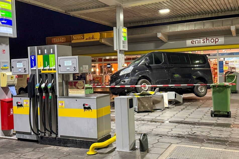 Der Transporter riss eine Zapfsäule aus der Verankerung.
