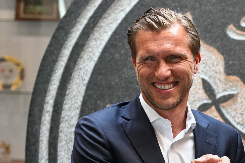 Markus Krösche (43) hat seinen Vertrag als Sportvorstand von Eintracht Frankfurt vorzeitig und langfristig verlängert.