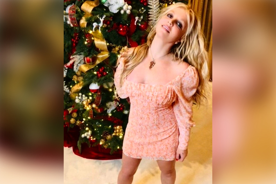 Britney Spears is spreading the holiday cheer by going shopping with cash for the first time in years.