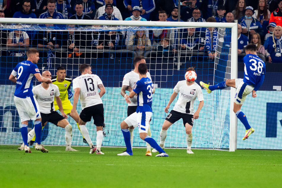 Die Vorentscheidung: Mehmet Aydin (r.) köpft zum 2:0 für Schalke ein.