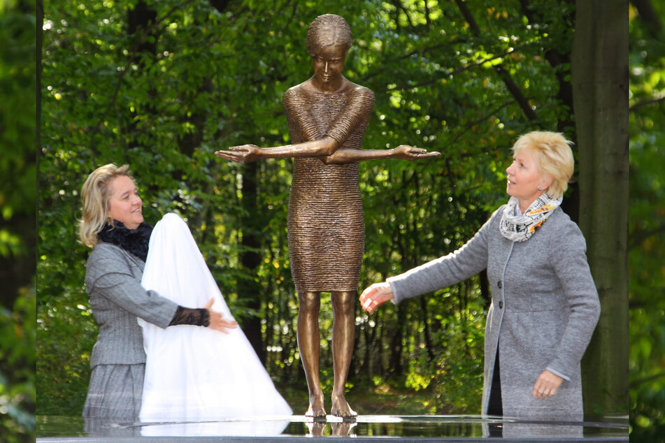 Die Skulptur wurde am 19. September 2010 im in Anwesenheit der Künstlerin Małgorzata Chodakowska (56, l.) und der damaligen Dresdner Oberbürgermeisterin, Helma Orosz (68, r.), enthüllt.