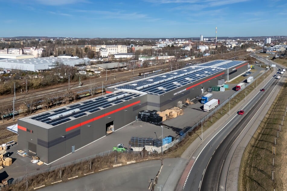 Güterzüge fahren zum Entladen direkt in den mehr als 200 Meter langen Hallenkomplex.