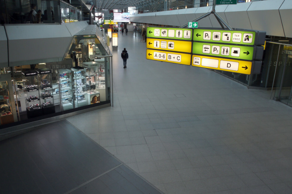 Die verwaiste Haupthalle des Flughafens Tegel, wo sich sonst dichtgedrängt die Reisenden zu den Flugsteigen begeben.