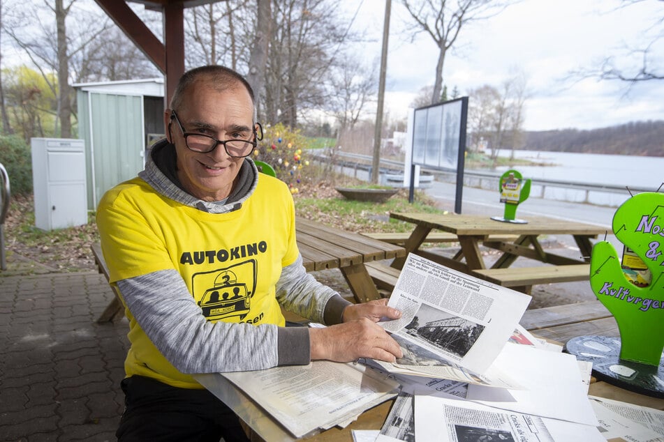 Autokino-Besitzer Andreas Osse kramt in alten Zeitungsberichten.