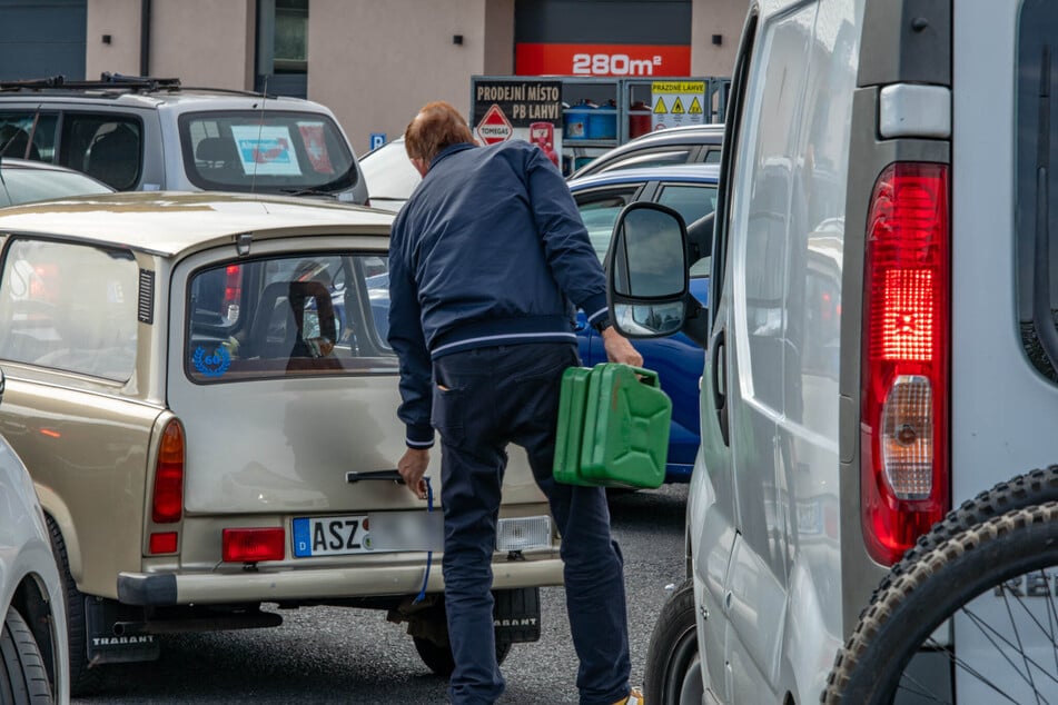 Manch ein Erzgebirger füllte sich sogar noch einen Kanister ab.