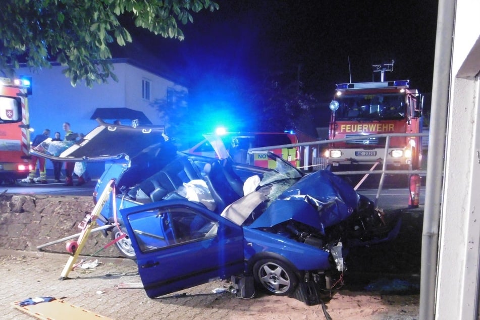 Beide Insassen (19, 26) des Unfallwagens kamen mit schweren Verletzungen in ein Krankenhaus.