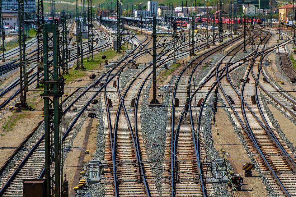 Das Team Zugverkehrssteuerung sorgt für einen reibungslosen Verkehr der Züge im Stellwerk.
