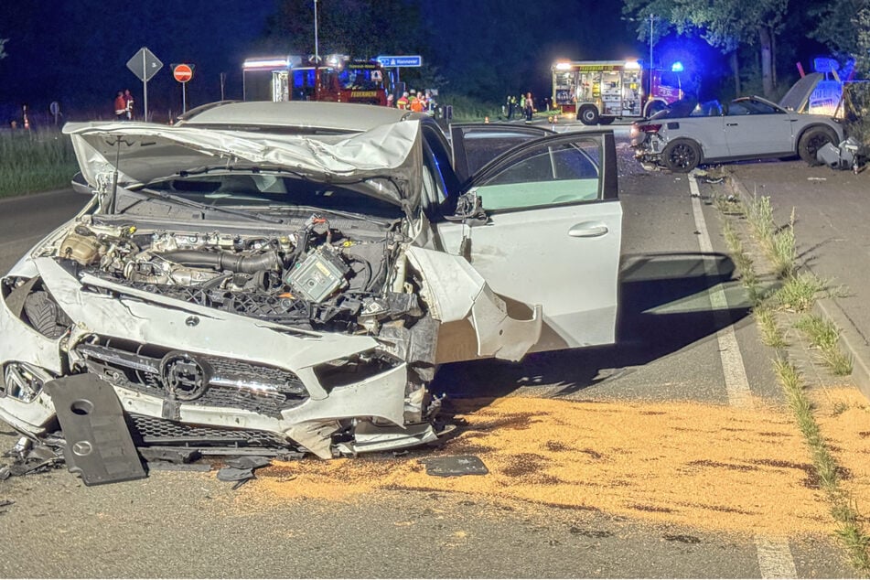 Der Fahrer (20) des Mercedes und drei Insassen wurden teils schwer verletzt.