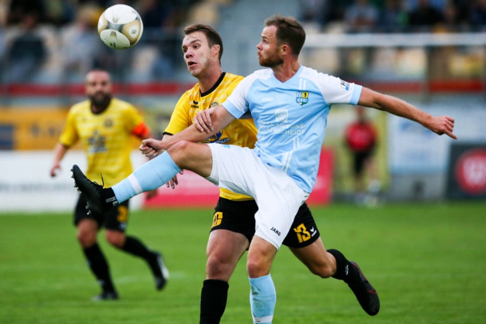 Tobias Müller (v.) erzielte das einzige Chemnitzer Tor in Auerbach, vergab bei der 1:2-Niederlage aber zuvor drei Riesen.