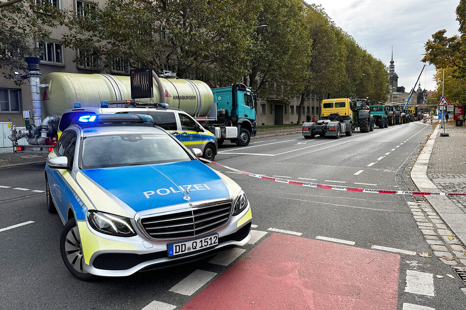 Die Polizei ließ auf der Devrientstraße in Richtung Terrassenufer nur Traktoren passieren. Autofahrer mussten in die Kleine Packhofstraße abbiegen.