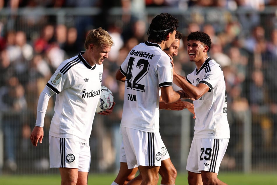 Beste Laune herrscht bei dem Eintracht-Kickern schon in der ersten Halbzeit.