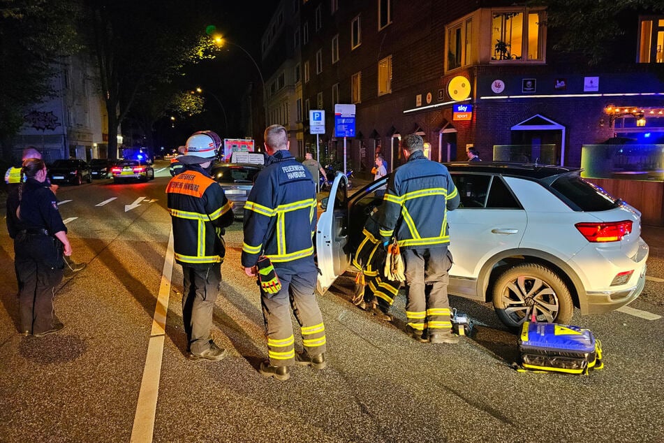 In Hamburg sind am späten Montagabend zwei Autos miteinander kollidiert. Zwei Personen wurden dabei verletzt.