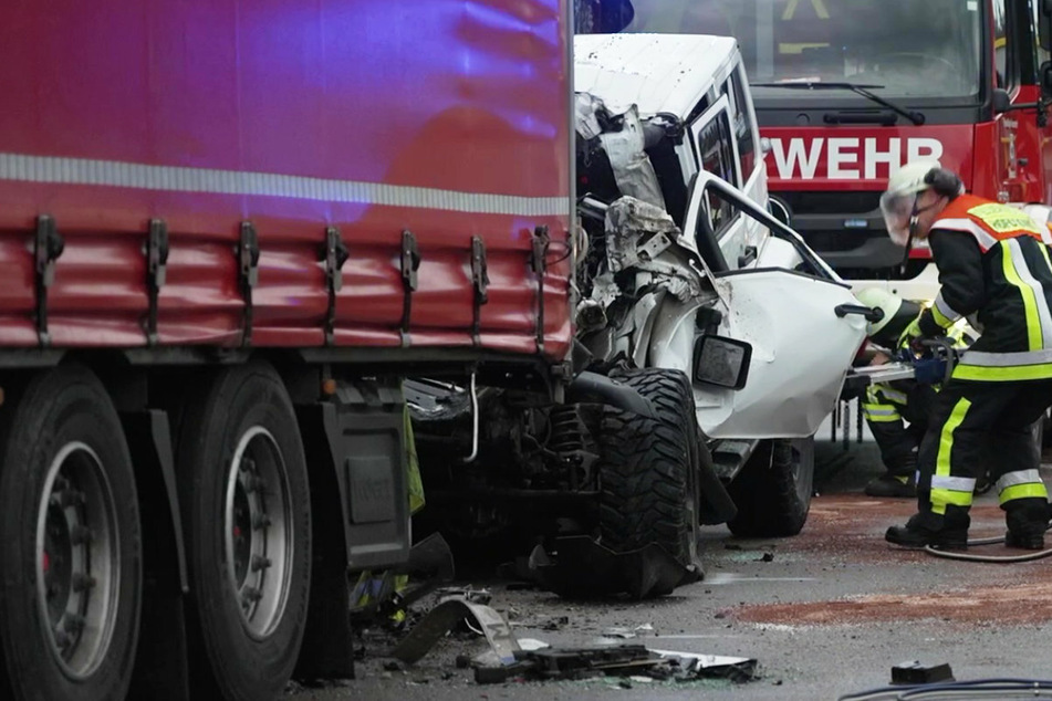 Für den Fahrer kam nach dem folgenschweren Unfall auf der A8 in Bayern jede Hilfe der alarmierten Rettungskräfte zu spät.