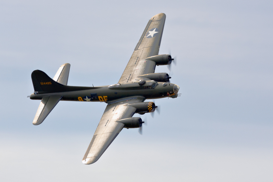 Eine Boeing B-17 "Flying Fortress" wie diese, stürzte bei der "Wings over Dallas" Airshow am Samstag ab. (Archivbild)