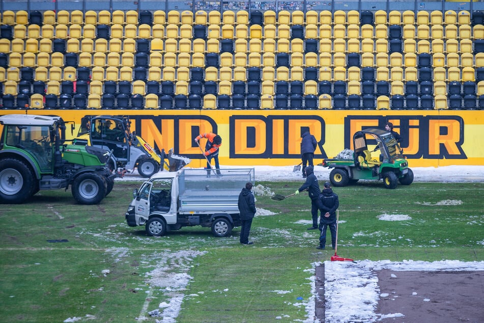 Montag, 12. Januar: Die letzten Schneehaufen werden vom Rasen geschippt.