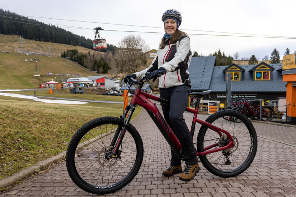 Wintersport auf zwei Rädern: Tourismusleiterin Daisy Richter (32) testet ein E-Bike des K1 Sporthotels.