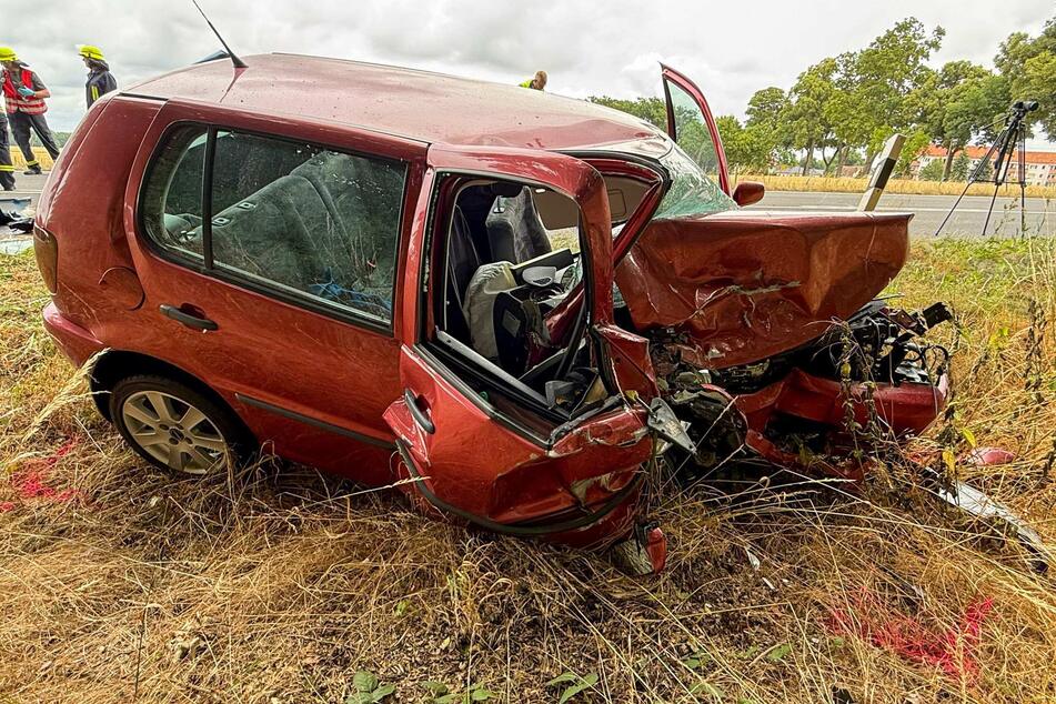 Der VW Polo wurde völlig zerstört. Die 53-jährige Fahrerin überlebte das Unglück nicht.