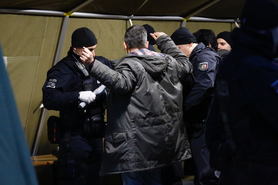 In den letzten Tagen hatten Polizeibeamte Besucher des Kölner Doms vor Eintritt kontrolliert.