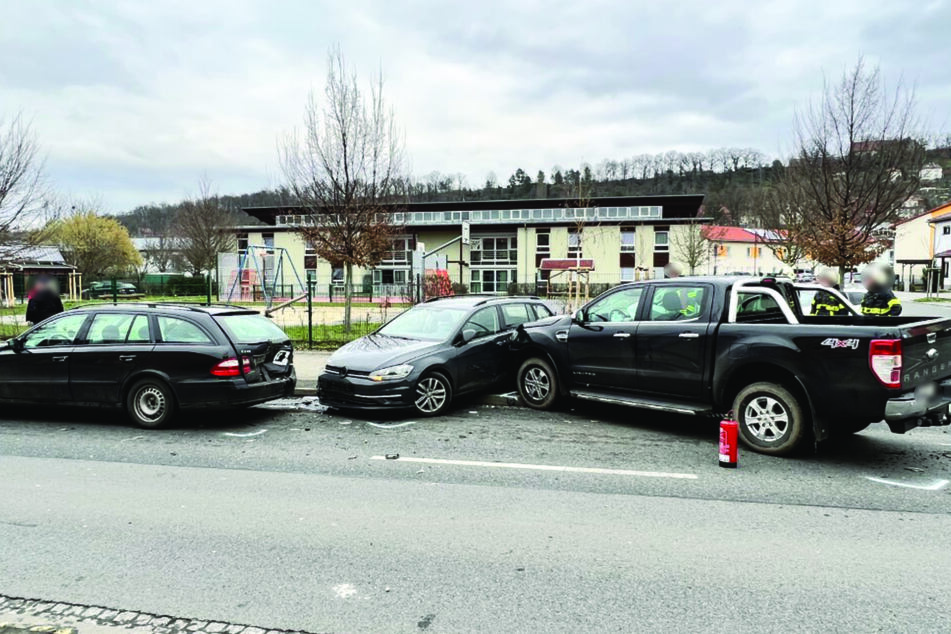 Der Fahrer des Ford Ranger löste eine Unfallkette mit drei weiteren Fahrzeugen aus. Fünf Personen wurden daraufhin ins Krankenhaus eingeliefert.