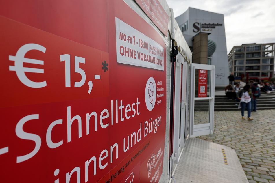 Das Schild weist darauf hin: Die Zeit der kostenlosen Corona-Tests ist vorbei. Hier in Köln kostet der 15 Euro. Die Dynamo-Fans, die fürs Spiel gegen Nürnberg einen Test benötigen, müssen vorm Stadion "nur" 13 Euro berappen.