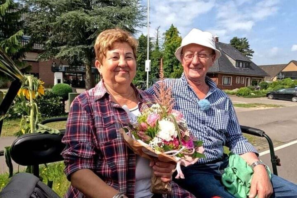 Mit einer geschmückten Kutsche und einem Blumenstrauß holte der 73-jährige Junggeselle seine Hofdame von ihrem Hotel ab.