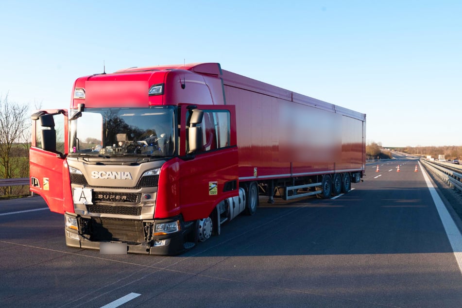 Am späten Nachmittag war die Autobahn noch immer gesperrt, wie im Hintergrund zu sehen ist. Autofahrer wurden ab Weißenfels umgeleitet.