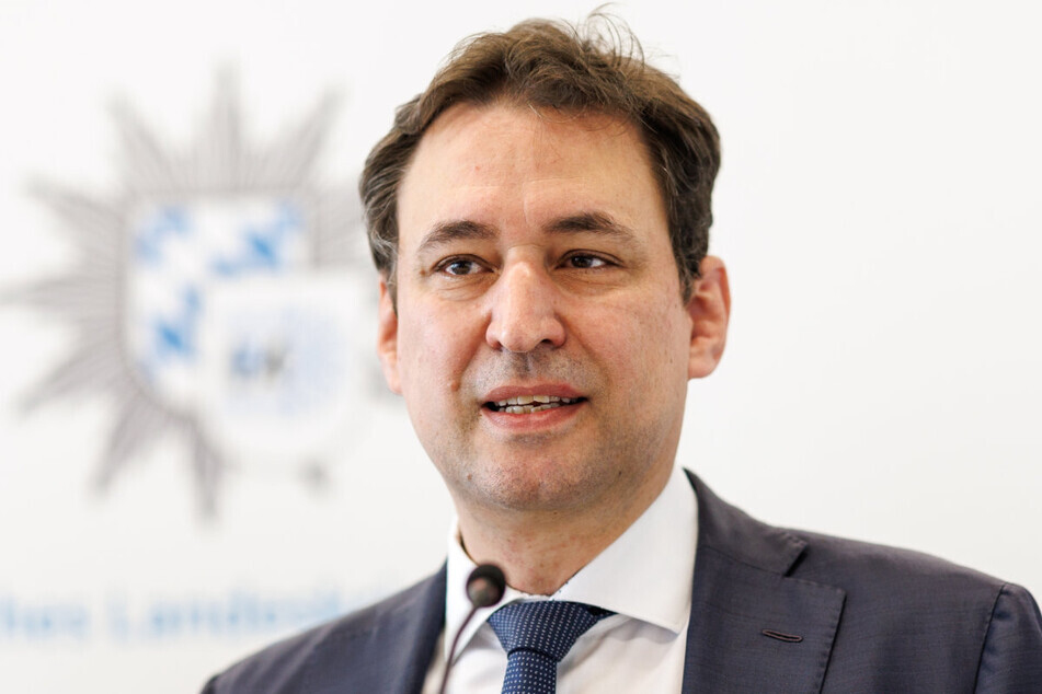 Justizminister Georg Eisenreich (52) konnte sein Ziel, allen 99 bayerischen Gerichten mit einer Videokonferenzanlage auszustatten, schon Juli 2021 erfüllen.