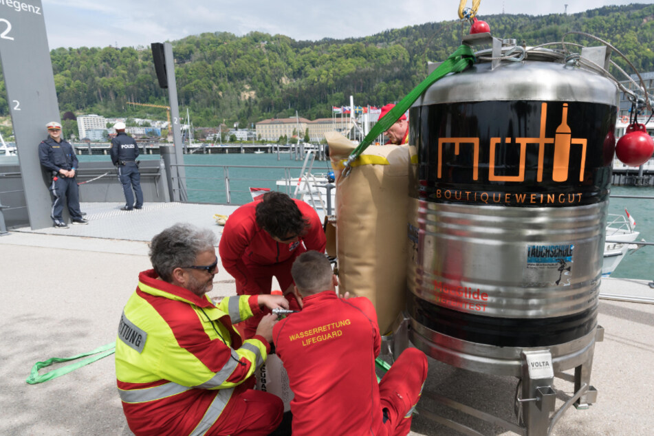 Mai 2019: Mitarbeiter der Wasserrettung bereiten ein Weinfass für die Verladung an Bord eines Bootes vor.