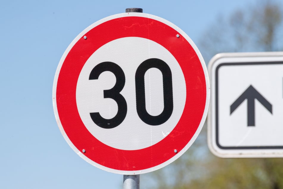 Der Elbhangfest-Verein bittet Autofahrer um Tempo 30 auf der Pillnitzer Landstraße.