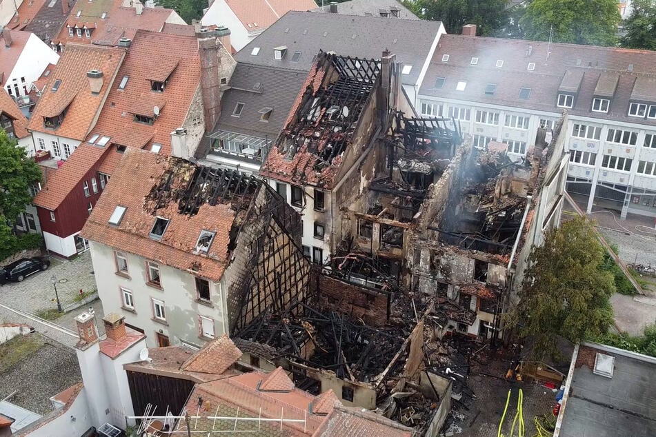 Am Tag nach dem Brand ist das Ausmaß des Feuers sichtbar.