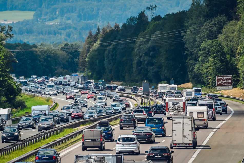Noch mehr Teer statt Bahn-Fernverkehr: Aus Sicht der bayerischen Landesregierung braucht es mehr Autobahnausbau in Bayern.