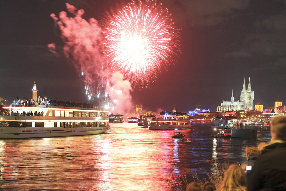 Im kommenden Jahr dürfen sich Kölnerinnen und Kölner wieder auf ein großes Feuerwerk im Schatten des Doms freuen.