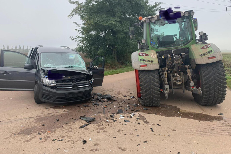 Eine landwirtschaftliche Zugmaschine ist im Landkreis Wittenberg in einen VW-Van gekracht – vier zum Teil Schwerverletzte sind die Bilanz.