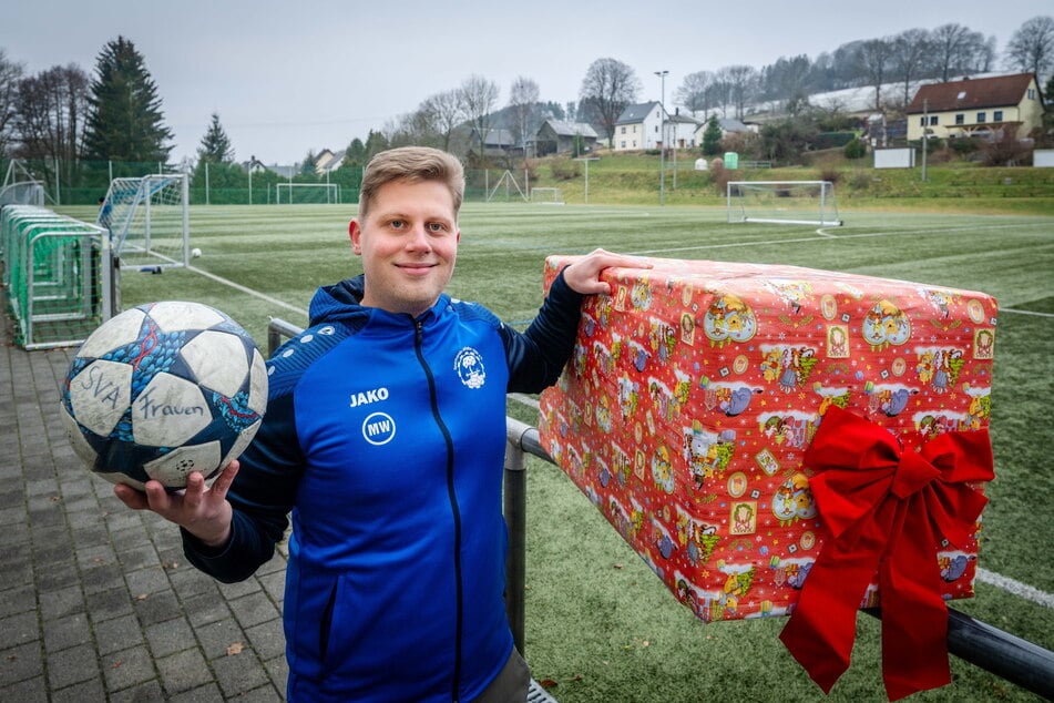 Co-Trainer Max Wehner (27) und seine Frauenmannschaft vom SV Affalter wollen Kindern eine Freude machen.