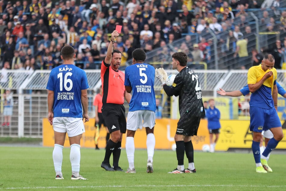 David Kébé (M.) sah nach Notbremse gegen Ziane Rot.